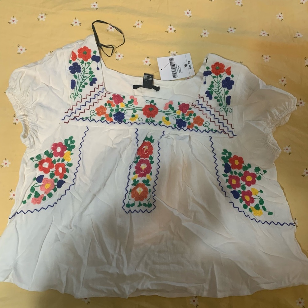 NWT : forever 21 floral embroidered flowy blouse